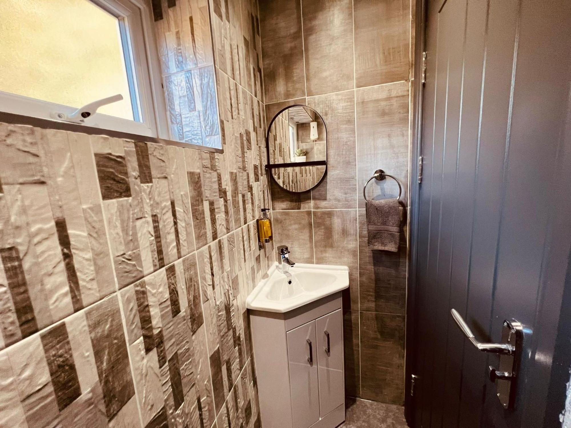 Modern Suites -5 Bedroom House- With Free Parking Birmingham City Exterior photo