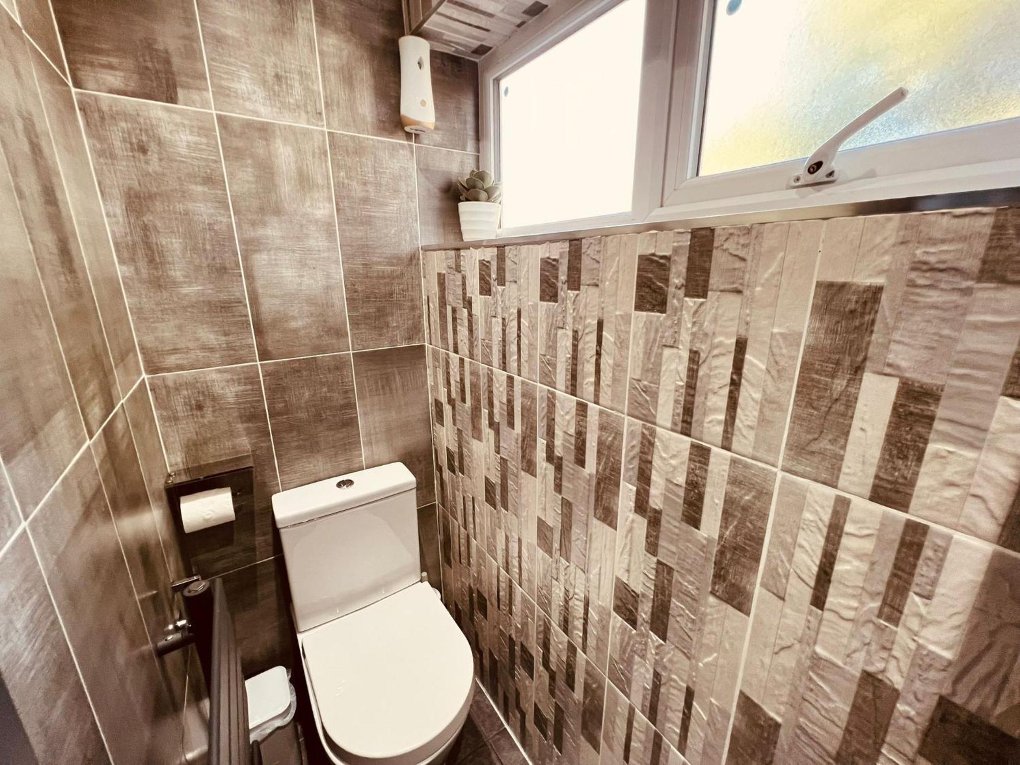 Modern Suites -5 Bedroom House- With Free Parking Birmingham City Exterior photo