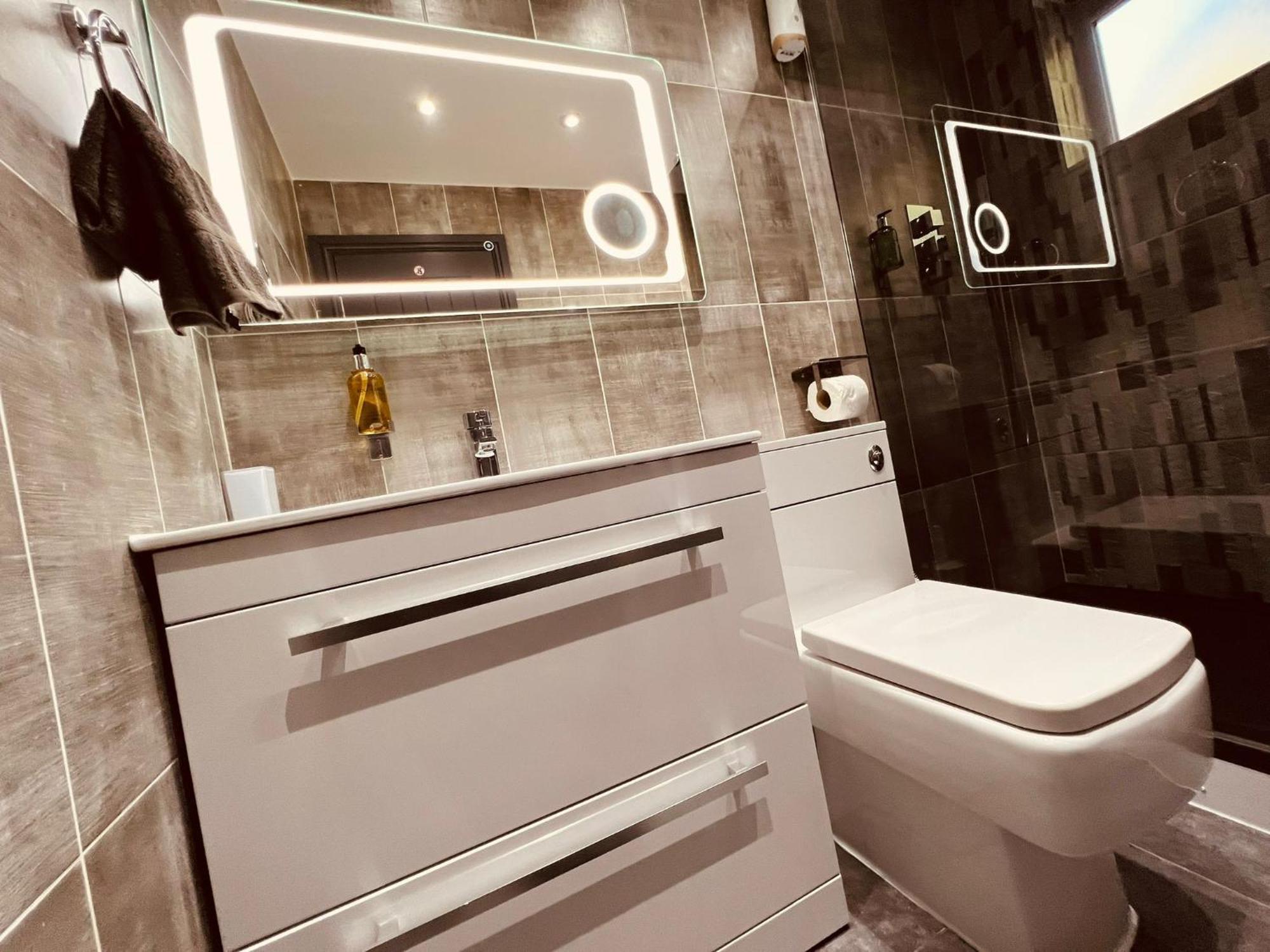 Modern Suites -5 Bedroom House- With Free Parking Birmingham City Exterior photo