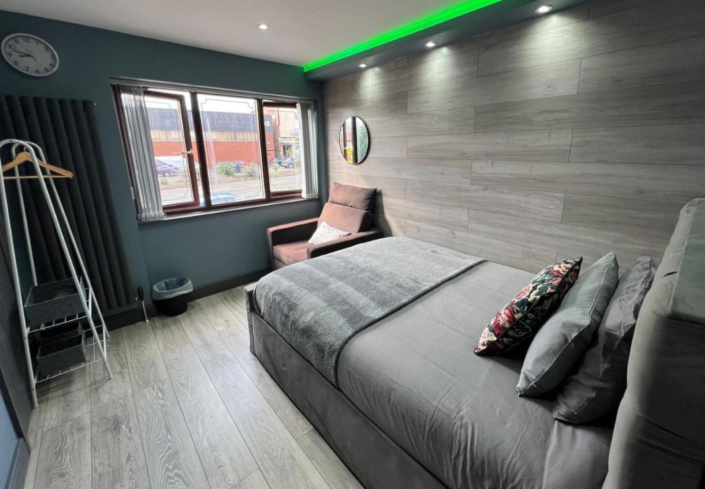 Modern Suites -5 Bedroom House- With Free Parking Birmingham City Exterior photo